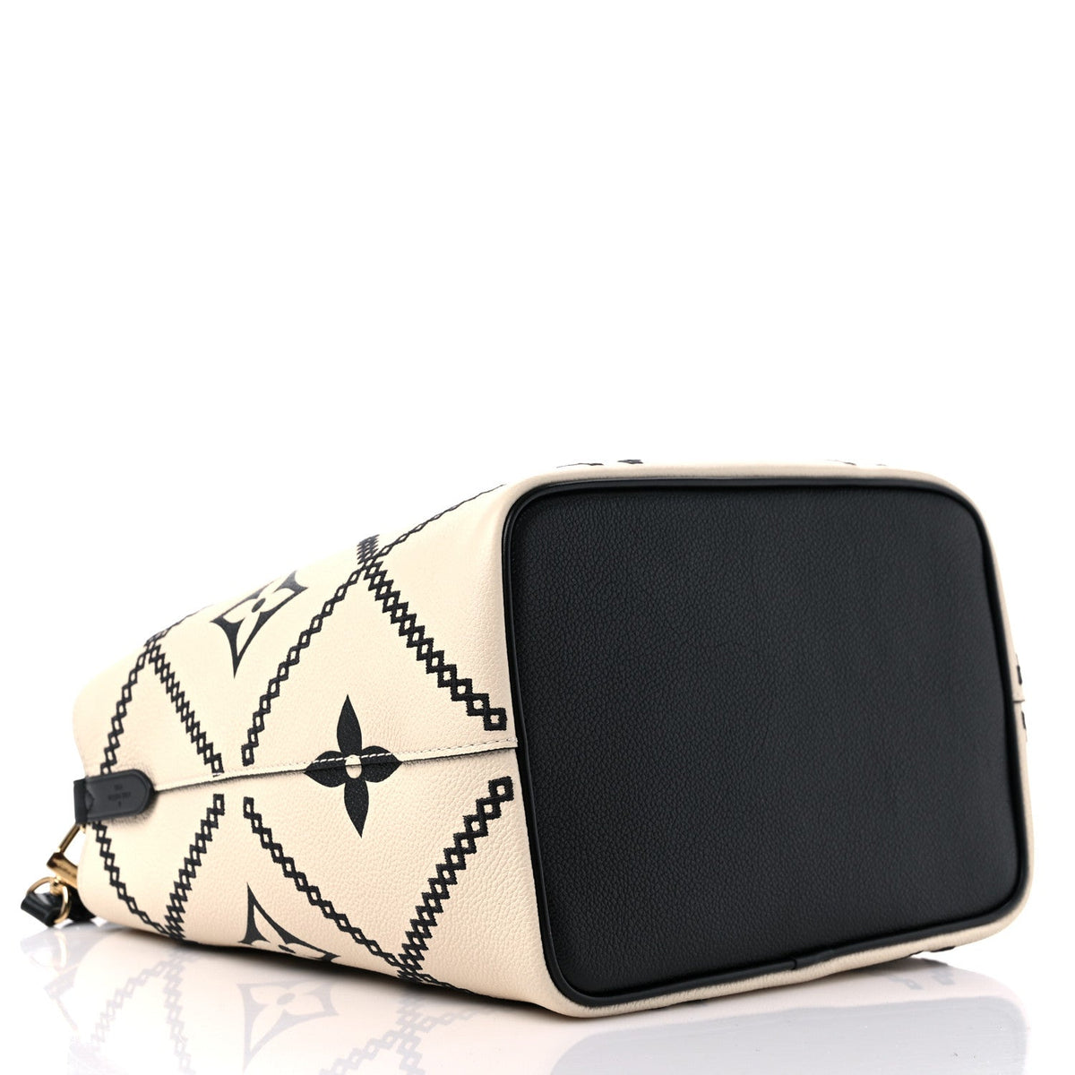 Louis Vuitton Giant Broderies NéoNoé MM Bucket Bag - White