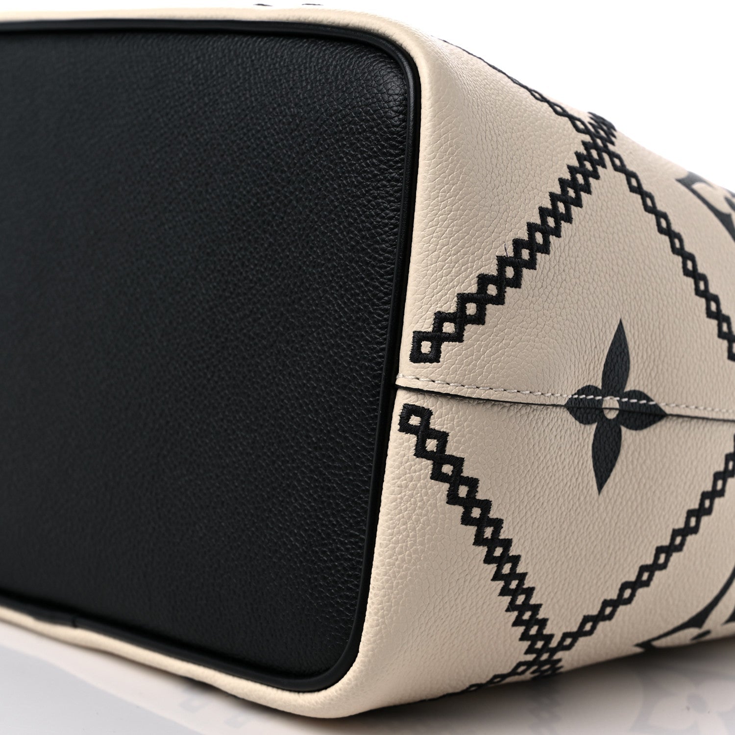 Louis Vuitton Giant Broderies NéoNoé MM Bucket Bag - White