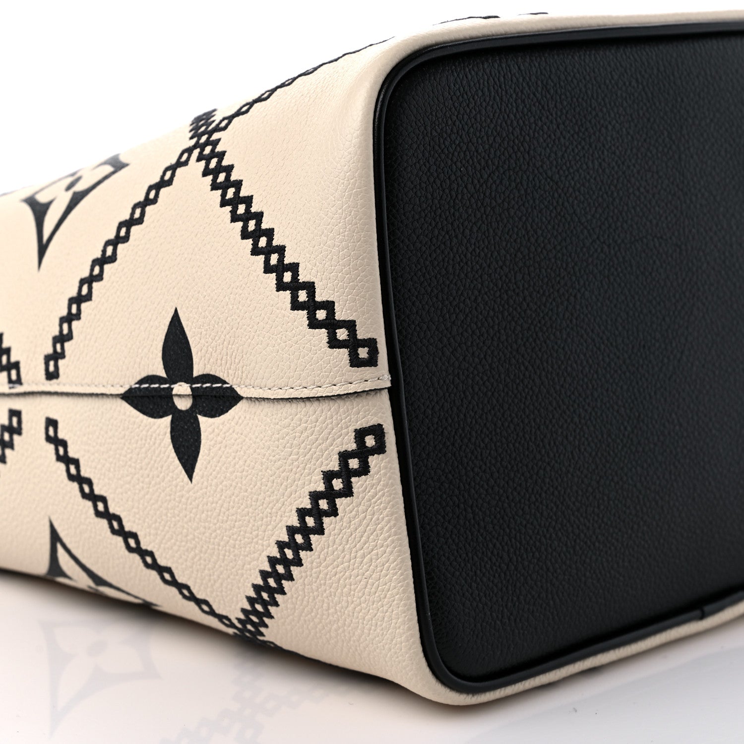 Louis Vuitton Giant Broderies NéoNoé MM Bucket Bag - White